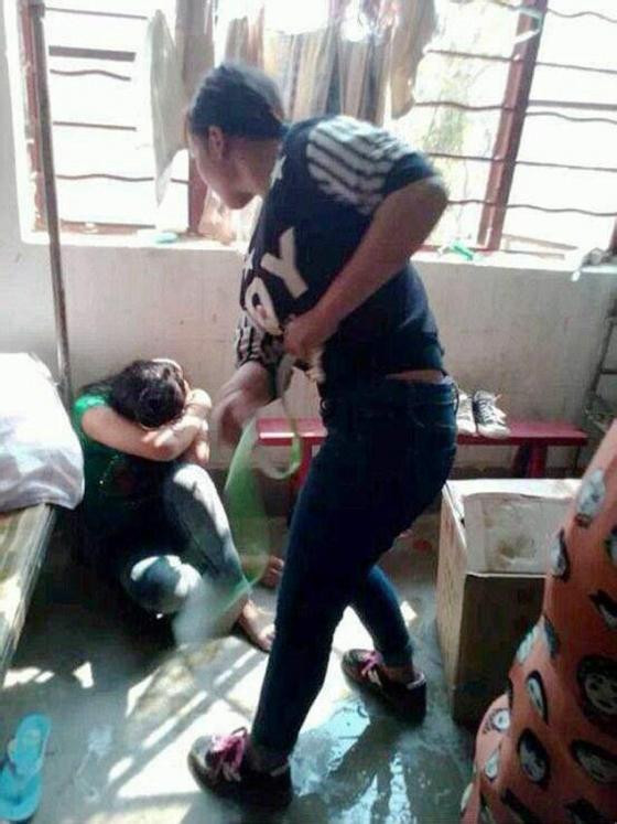Trung Quốc: Phẫn nộ việc thiếu nữ bị lột đồ, đánh đập dã man 