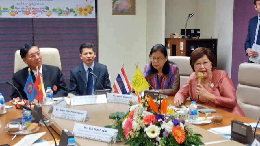 Bộ trưởng Phạm Vũ Luận lắng nghe lãnh đạo Trung tâm SEAMEO RIHED báo cáo về tình hình hoạt động thời gian vừa qua.