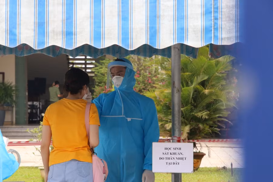 Thí sinh được sát khuẩn, đo thân nhiệt trước khi về phòng thi. Thí sinh thuộc diện F1, F2 và thí sinh vùng cách ly y tế đều được bố trí dự thi ở khu vực riêng.