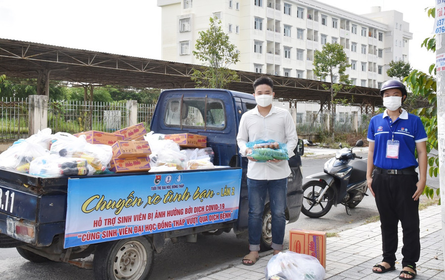 Chuyến xe tình bạn của Trường ĐH Đồng Tháp chuyển nhu yếu phẩm đến tận nơi để hỗ trợ SV.