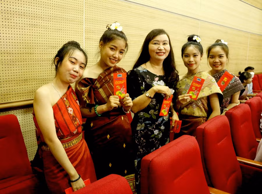 Lãnh đạo trường lì xì cho lưu học sinh.