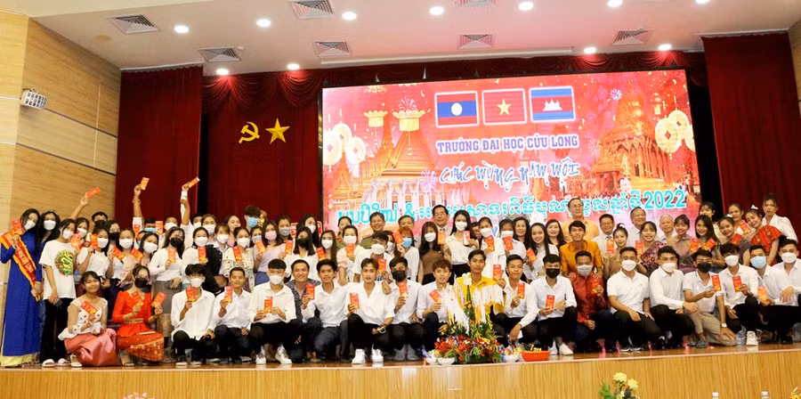 Lưu học sinh chụp ảnh lưu niệm với lãnh đạo nhà trường.