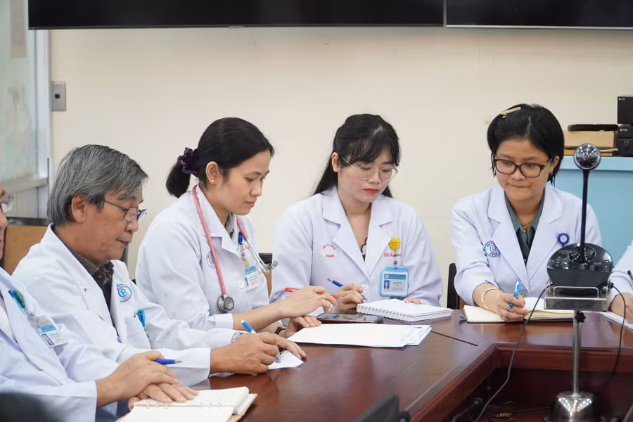 Các bác sĩ BV Chợ Rẫy họp chuẩn bị thành lập các nhóm chuyên môn tư vấn sức khỏe cho các thí sinh. Ảnh: BVCR.