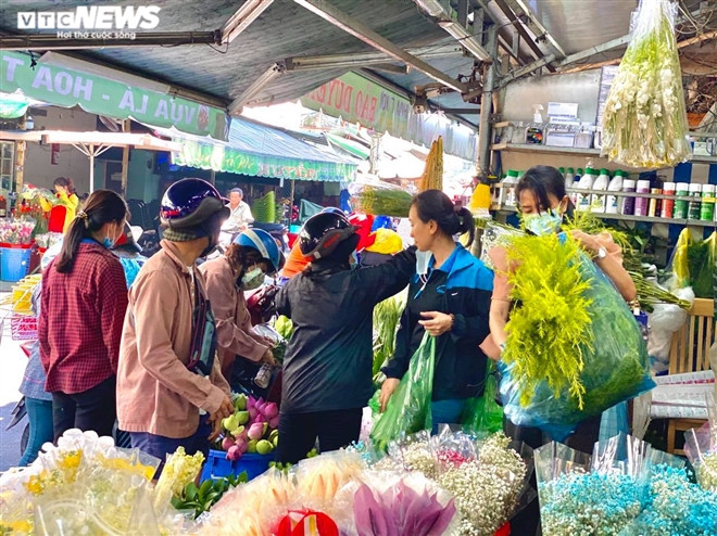 Khách hàng mua hoa tạ chợ hoa Hồ Thị Kỷ. Ảnh: vtc.vn