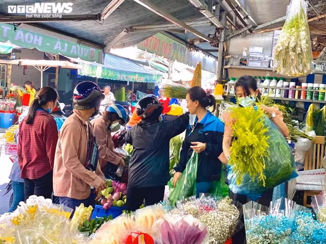 Khách hàng mua hoa tạ chợ hoa Hồ Thị Kỷ. Ảnh: vtc.vn