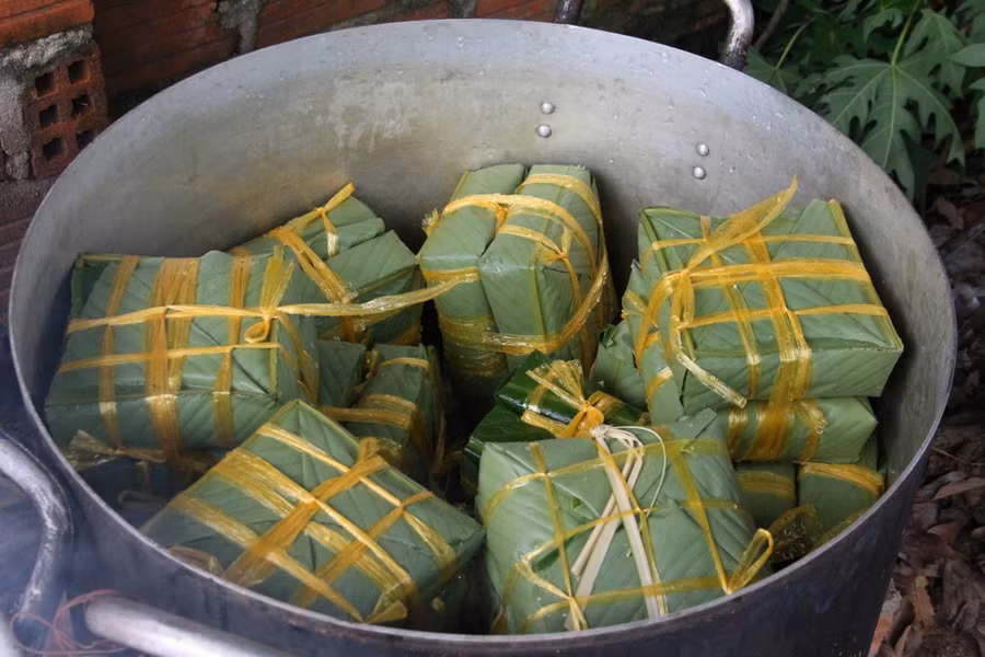 Những chiếc bánh chưng vuông vức được các chiến sĩ và người dân gói để hỗ trợ, giúp đỡ người dân miền Trung vượt qua khó khăn trước mắt.