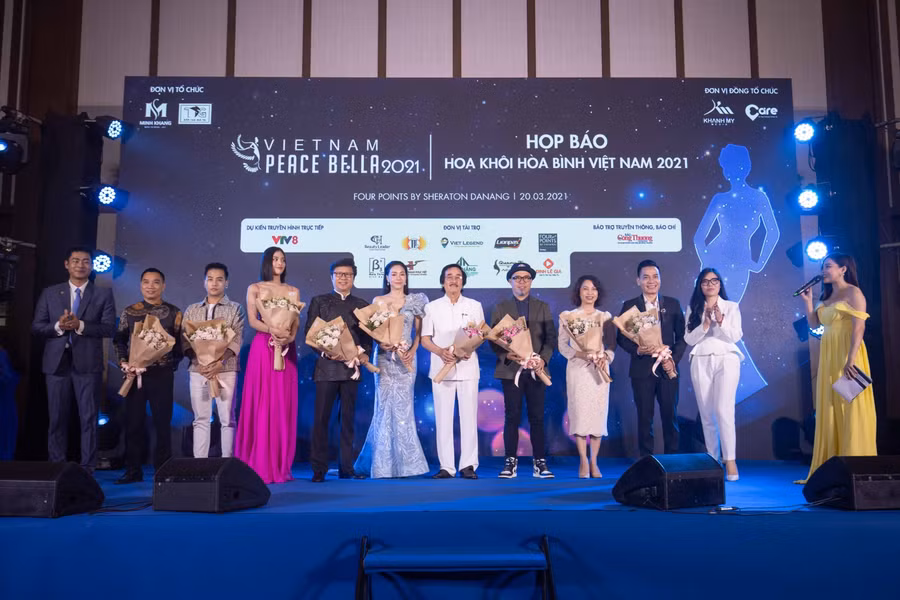 Ban tổ chức và Ban Giám khảo cuộc thi Hoa khôi Hòa bình Việt Nam 2021.