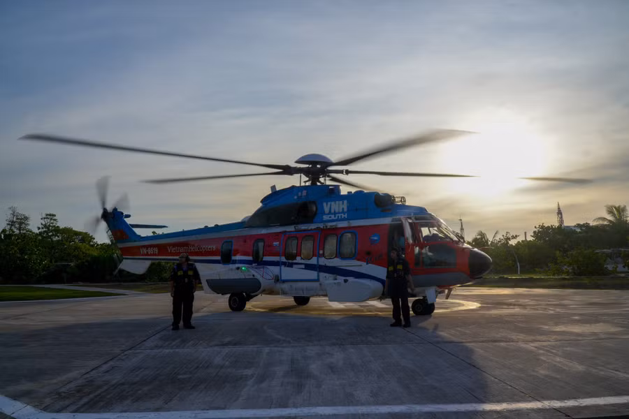 Máy bay trực thăng EC 225 mang số hiệu VN- 8619 của Binh đoàn 18 do Trung tá Đỗ Hoàng Hải, cơ trưởng cùng Tổ Cấp cứu đường không Bệnh viện Quân y 175 do BS Đinh Văn Hồng làm tổ trưởng cất cánh từ sân bay Tân Sơn Nhất