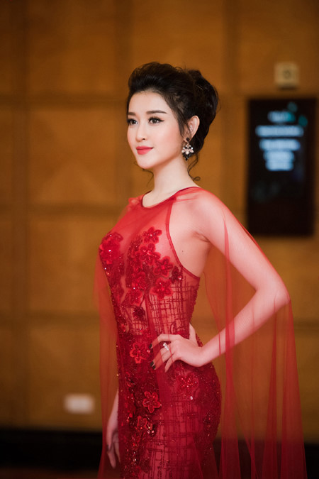 Á hậu Huyền My táo bạo với phong cách xuyên thấu - Ảnh 1 A hau Huyen My tao bao voi phong cach xuyen thau - Anh 1