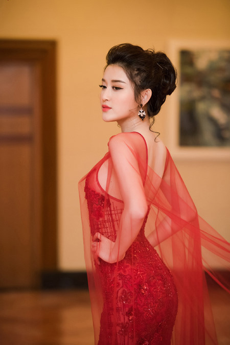 Á hậu Huyền My táo bạo với phong cách xuyên thấu - Ảnh 2 A hau Huyen My tao bao voi phong cach xuyen thau - Anh 2