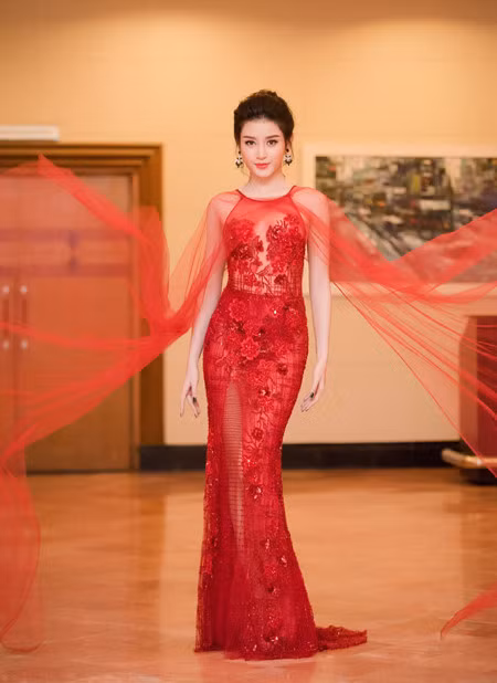 A hau Huyen My tao bao voi phong cach xuyen thau - Anh 4