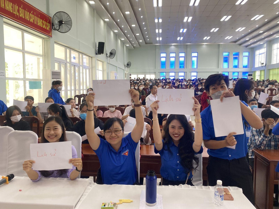 Tân SV Trường ĐH Kiên Giang trải nghiệm chương trình “Trải nghiệm môi trường học tập đại học”.