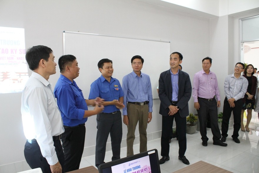 Các đại biểu tham quan Trường đào tạo ICT tại Cần Thơ. Ảnh: Quốc Ngữ