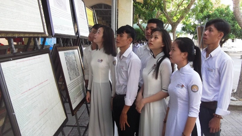 Các em HS đến tìm hiểu tại triển lãm. Ảnh: T. Sắc