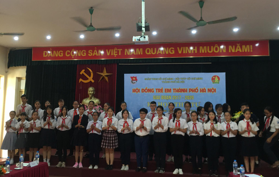 Các đại biểu thiếu nhi cùng chụp ảnh lưu niệm