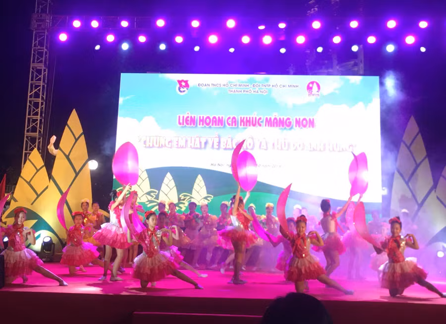 Một tiết mục hát múa "Em yêu thành phố hòa bình" trong Liên hoan Ca khúc măng non năm 2019