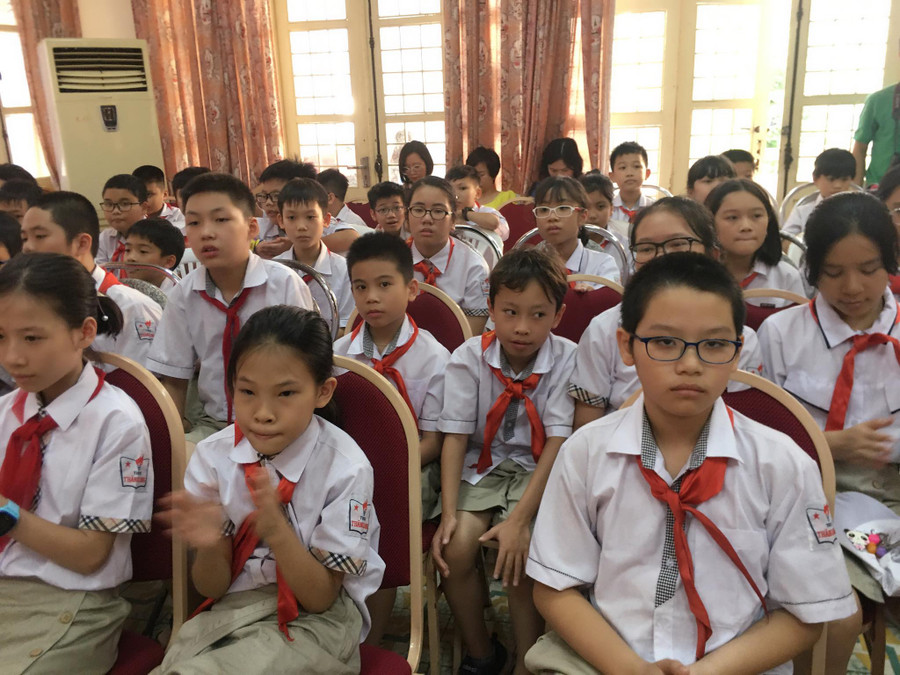 Các em thiếu nhi Hà Nội chăm chú lắng nghe những chia sẻ của các chuyên gia