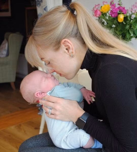 Đỡ đẻ cho bạn thân, vợ bật khóc khi đứa trẻ sinh ra giống hệt chồng mình - Ảnh 3.