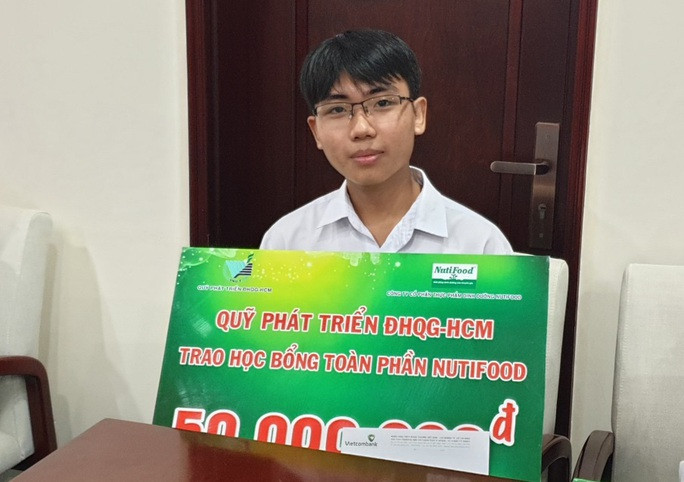 Em Phạm Trần Quốc Chiến, sinh viên khoa Ngữ Văn Anh (Đại học KHXH&NV) nhận học bổng toàn phần NutiFood Em Phạm Trần Quốc Chiến, sinh viên khoa Ngữ Văn Anh (Đại học KHXH&NV) nhận học bổng toàn phần NutiFood