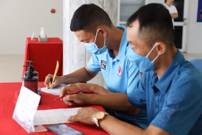 Cận cảnh lấy mẫu xét nghiệm Covid-19 các trọng tài trước ngày V-League tái xuất - Ảnh 3.