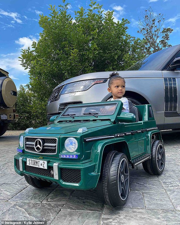 Stormi, con gái của siêu mẫu Kylie Jenner - nữ tỉ phú USD, trên chiếc xe hơi mini. Stormi, con gái của siêu mẫu Kylie Jenner - nữ tỉ phú USD, trên chiếc xe hơi mini.