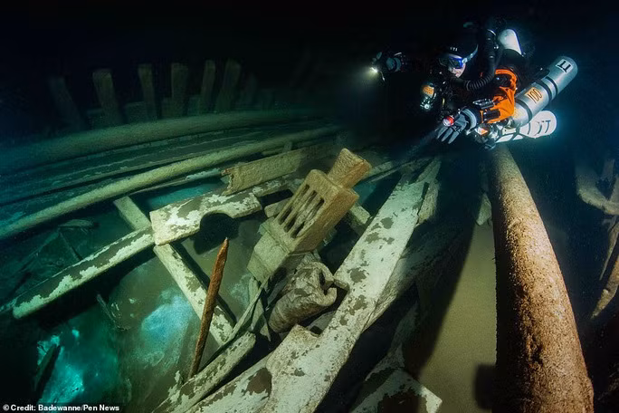 Tàu ma hiện hình nguyên vẹn sau 400 năm bị biển Baltic nuốt chửng - Ảnh 4.