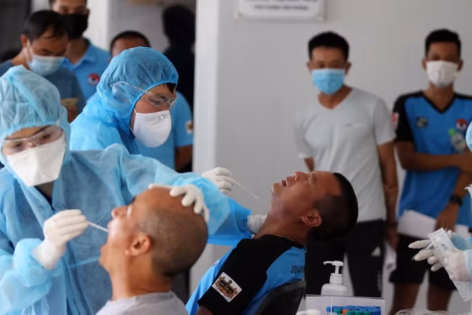 Cận cảnh lấy mẫu xét nghiệm Covid-19 các trọng tài trước ngày V-League tái xuất - Ảnh 6.