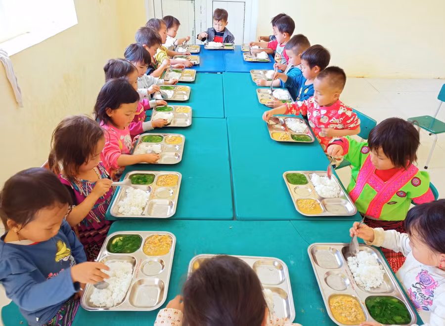 Bữa cơm tại điểm trường Ón, Trường Mầm non Tam Chung (Mường Lát). Ảnh: TG