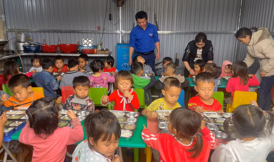 Bữa trưa tại điểm trường Lìn, Trường Mầm non Trung Lý (Mường Lát). Ảnh: TG