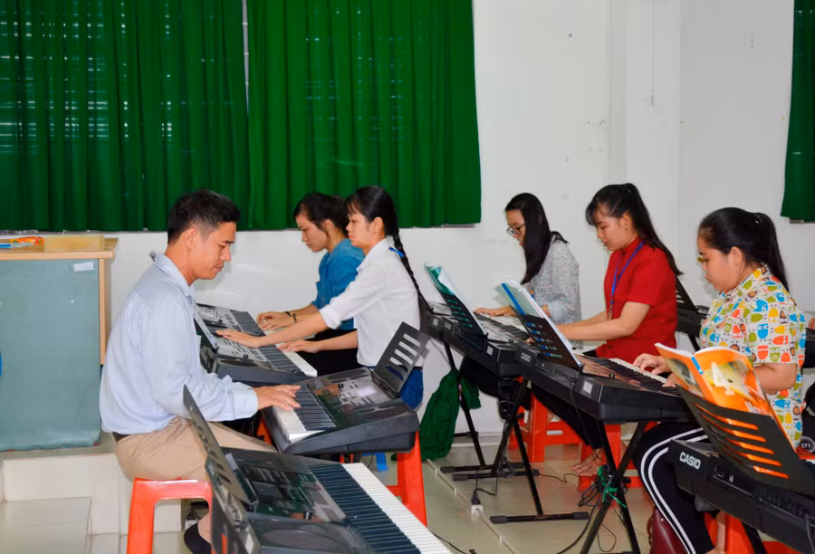 Sinh viên Sư phạm Âm nhạc - Trường ĐH Đồng Tháp trong giờ học. Ảnh: TG