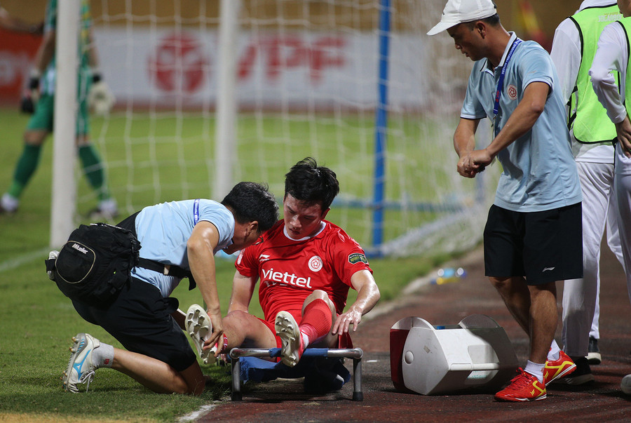 Hoàng Đức bị đau ở đầu gối trong trận Viettel gặp Thanh Hóa ngày 27/10. Ảnh: INT. Hoàng Đức bị đau ở đầu gối trong trận Viettel gặp Thanh Hóa ngày 27/10. Ảnh: INT.