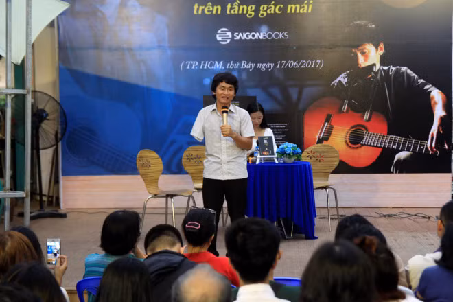 Thầy giáo làng Nguyễn Thế Vinh ra mắt sách "Ông giáo làng trên tầng gác mái" năm 2017
