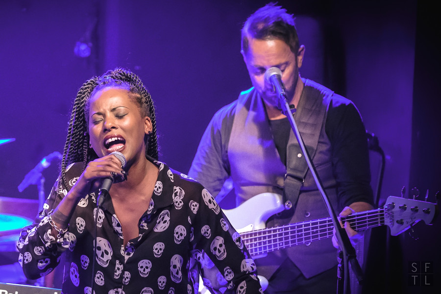 Deni khởi đầu sự nghiệp với vai trò hát bè cho các ca sỹ và ban nhạc như INXS, Kylie Minogue, Wa Wa Nee, Jimmy Barnes and Peter Blackely khi mới 15 tuổi. Chẳng lâu sau đó, đĩa đơn mang tên “It’s Alright” (tạm chị là: Sẽ không sao đâu) đứng trong top 5 trong bảng xếp hạng âm nhạc của Australia, Nhật Bản và Pháp. Deni khởi đầu sự nghiệp với vai trò hát bè cho các ca sỹ và ban nhạc như INXS, Kylie Minogue, Wa Wa Nee, Jimmy Barnes and Peter Blackely khi mới 15 tuổi. Chẳng lâu sau đó, đĩa đơn mang tên “It’s Alright” (tạm chị là: Sẽ không sao đâu) đứng trong top 5 trong bảng xếp hạng âm nhạc của Australia, Nhật Bản và Pháp.