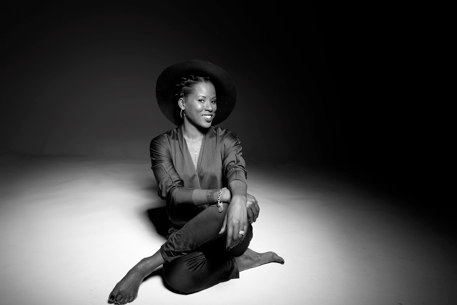 Deni Hines sẽ giới thiệu văn hóa âm nhạc đương đại của Australia với khán giả Việt Nam qua các bài hát của mình với chương trình hoạt động của tại Festival Huế 2018 từ ngày 29 - 1/5/2018.