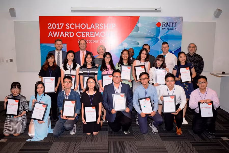 Sinh viên nhận học bổng năm 2017 cùng Ban lãnh đạo trường Sinh viên nhận học bổng năm 2017 cùng Ban lãnh đạo trường