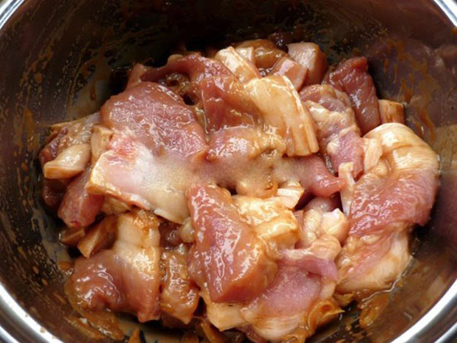 Thịt lợn rang theo cách này cả nhà gắp không dừng đũa ảnh 2