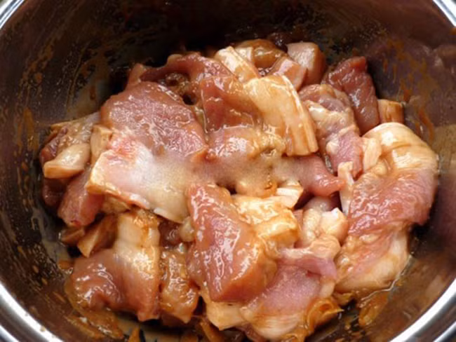 Thịt lợn rang theo cách này cả nhà gắp không dừng đũa ảnh 2