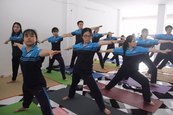 Học sinh đang chăm chú làm theo sự hướng dẫn của HLV