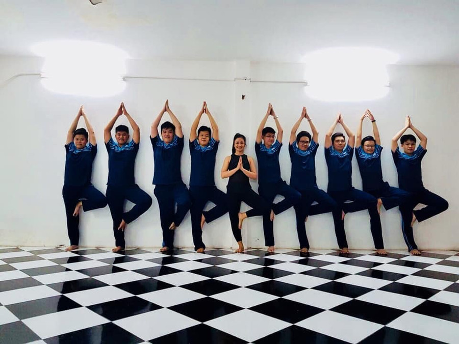 Tạo dáng cùng HLV sau giờ tập