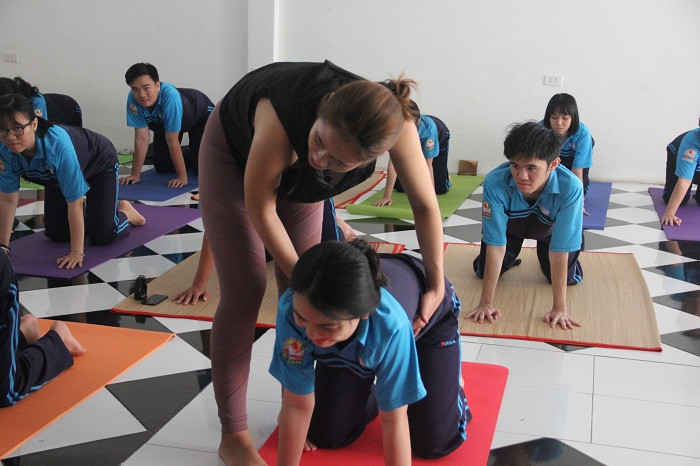 Chỉnh động tác cho một số em