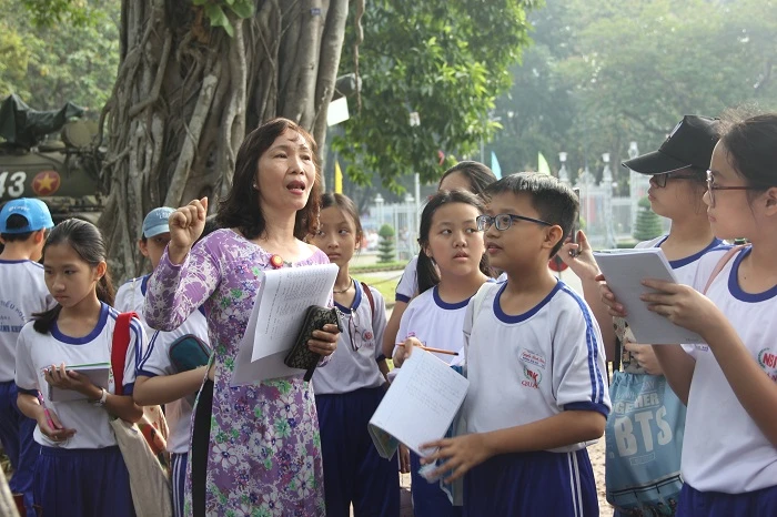 Học sinh thích thú học trải nghiệm cùng... xe tăng