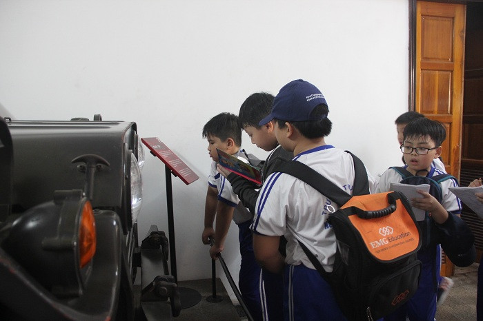 Và tìm hiểu các hiện vật được trưng bày tại phía trong Dinh Thống Nhất