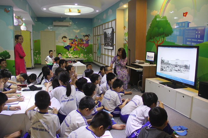 Cac em được xem nhiều tư liệu quý tại phòng CLB Trẻ em trong khu vực Dinh Thống Nhất