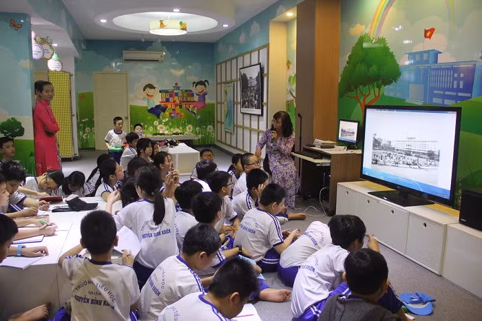 Cac em được xem nhiều tư liệu quý tại phòng CLB Trẻ em trong khu vực Dinh Thống Nhất