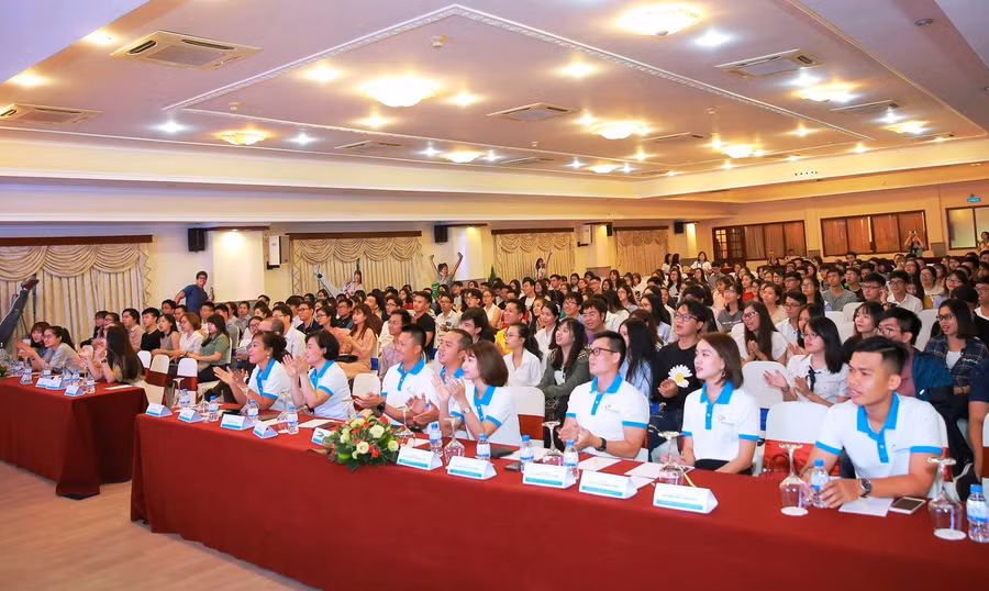 Các bạn trẻ tham gia buổi đối thoại về nghề nghiệp