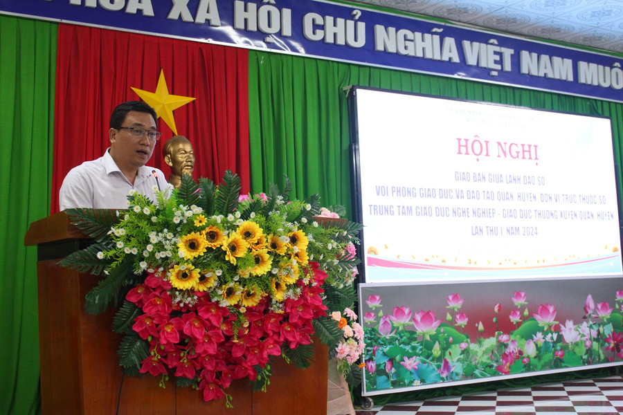 Lãnh đạo Phòng GD&amp;ĐT, các trường trình bày tham luận tại Hội nghị.