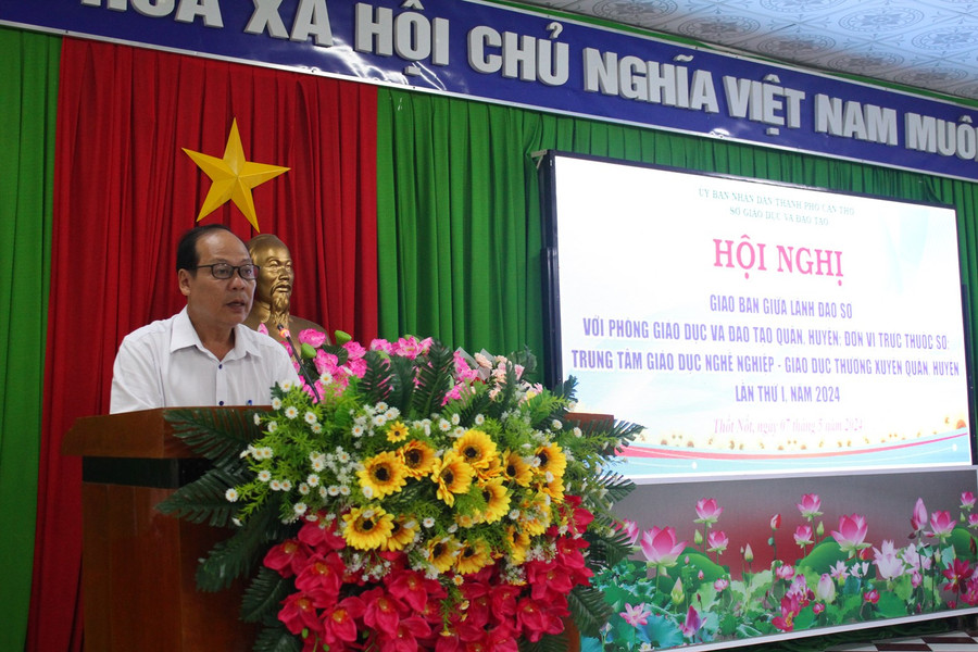 Lãnh đạo Phòng GD&amp;ĐT, các trường trình bày tham luận tại Hội nghị.