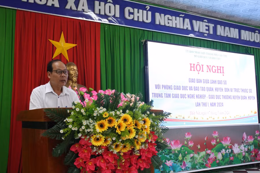 Lãnh đạo Phòng GD&amp;ĐT, các trường trình bày tham luận tại Hội nghị.