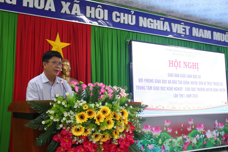 Lãnh đạo Phòng GD&amp;ĐT, các trường trình bày tham luận tại Hội nghị.