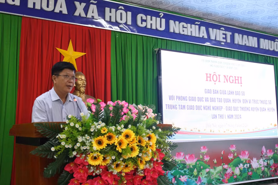 Lãnh đạo Phòng GD&amp;ĐT, các trường trình bày tham luận tại Hội nghị.